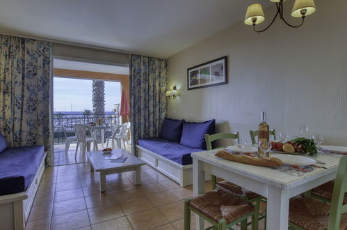 Photo 3 - 1 bedroom Apartment in Six-Fours-les-Plages with swimming pool and sea view