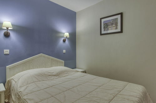 Foto 15 - Appartamento con 1 camera da letto a Six-Fours-les-Plages con piscina e vista mare