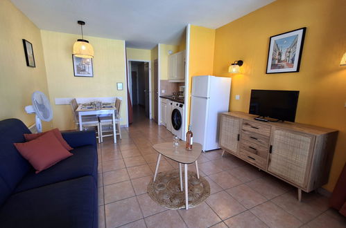 Photo 2 - 1 bedroom Apartment in Six-Fours-les-Plages with swimming pool and terrace