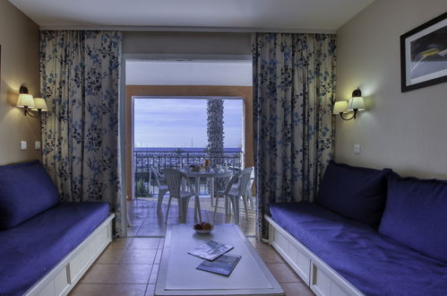 Foto 4 - Appartamento con 1 camera da letto a Six-Fours-les-Plages con piscina e vista mare