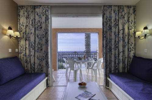 Foto 7 - Appartamento con 1 camera da letto a Six-Fours-les-Plages con piscina e vista mare