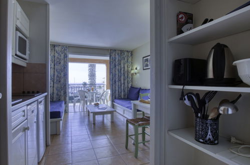 Foto 10 - Apartamento de 1 habitación en Six-Fours-les-Plages con piscina y vistas al mar