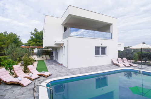 Foto 20 - Casa de 4 quartos em Vodice com piscina privada e vistas do mar