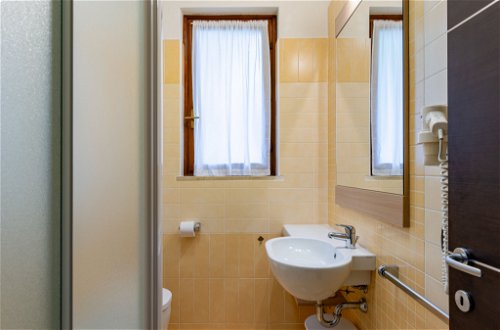 Foto 16 - Apartment mit 2 Schlafzimmern in Garda mit schwimmbad und blick auf die berge