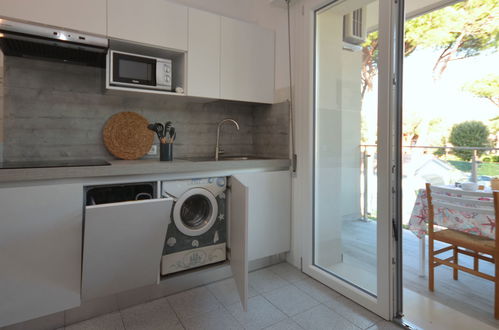 Foto 6 - Apartamento de 2 habitaciones en Lignano Sabbiadoro con piscina y jardín