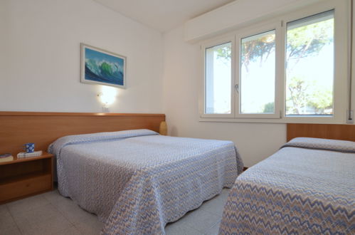 Photo 11 - Appartement de 2 chambres à Lignano Sabbiadoro avec piscine et vues à la mer