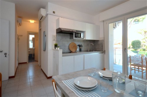 Foto 4 - Apartamento de 2 habitaciones en Lignano Sabbiadoro con piscina y vistas al mar
