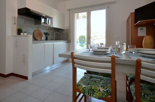 Foto 5 - Apartamento de 2 habitaciones en Lignano Sabbiadoro con piscina y vistas al mar