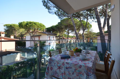 Foto 3 - Appartamento con 2 camere da letto a Lignano Sabbiadoro con piscina e vista mare