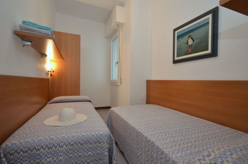 Foto 13 - Appartamento con 2 camere da letto a Lignano Sabbiadoro con piscina e vista mare