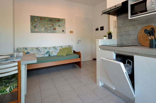 Foto 7 - Apartamento de 2 quartos em Lignano Sabbiadoro com piscina e jardim