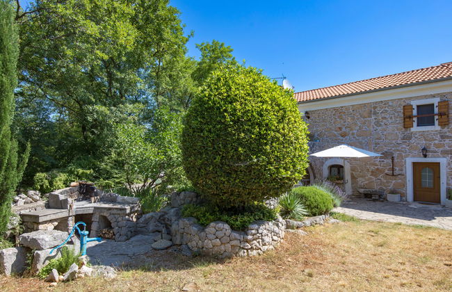 Apartamento de 2 quartos em Dobrinj com piscina e jardim - Foto 26