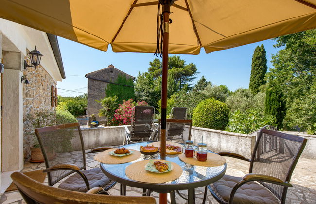 Apartamento de 2 quartos em Dobrinj com piscina e jardim - Foto 38