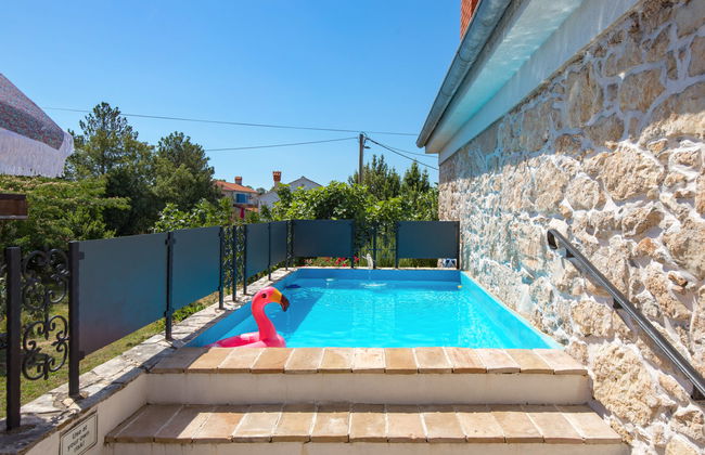 Apartamento de 2 quartos em Dobrinj com piscina e jardim - Foto 2