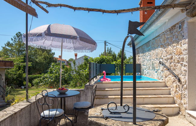 Apartamento de 2 quartos em Dobrinj com piscina e jardim - Foto 20