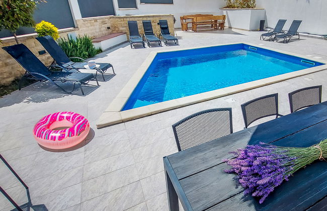 Casa de 5 quartos em Novigrad com piscina privada e jardim - Foto 16