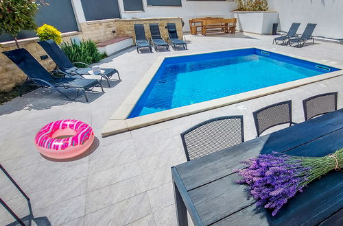 Foto 16 - Casa de 4 quartos em Novigrad com piscina privada e jardim