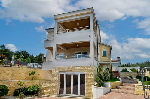 Photo 12 - Maison de 4 chambres à Novigrad avec piscine privée et jardin