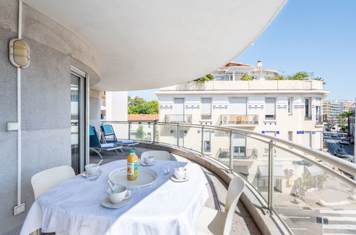 Foto 3 - Appartamento con 3 camere da letto a Antibes con terrazza e vista mare