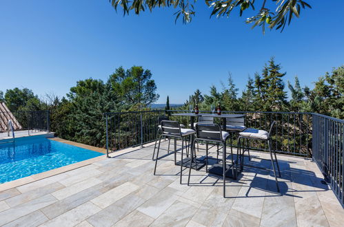 Photo 3 - Maison de 4 chambres à Saint-Hilaire-d'Ozilhan avec piscine privée et jardin