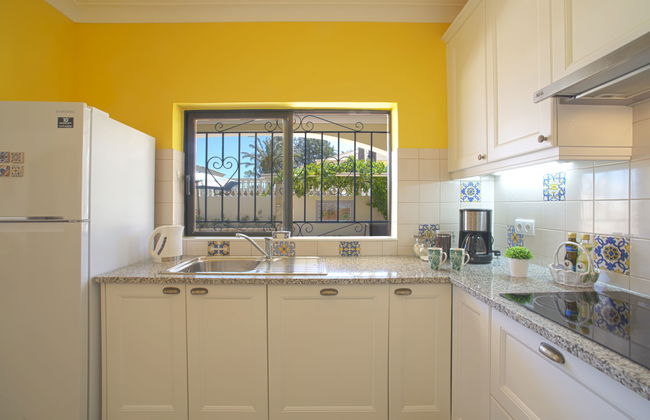 3 bedroom House in Lagos with swimming pool and garden - Photo 13