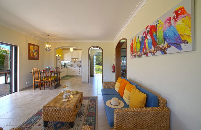 3 bedroom House in Lagos with swimming pool and garden - Photo 9