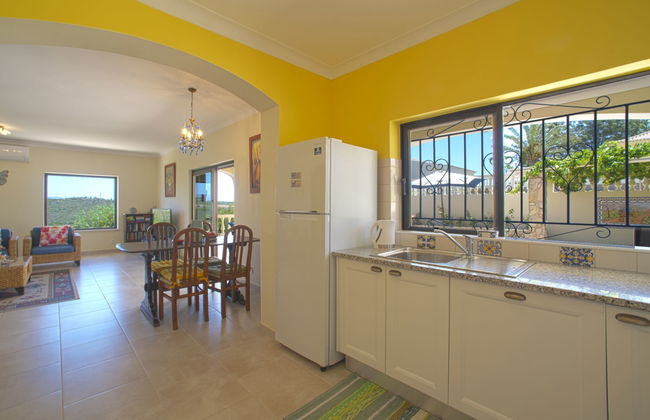 3 bedroom House in Lagos with swimming pool and garden - Photo 14