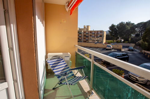 Photo 14 - 2 bedroom Apartment in Bormes-les-Mimosas with terrace and sea view