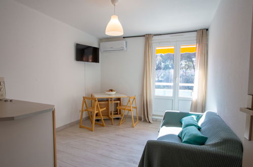 Foto 2 - Appartamento con 2 camere da letto a Bormes-les-Mimosas con terrazza e vista mare
