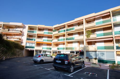 Photo 15 - 2 bedroom Apartment in Bormes-les-Mimosas with terrace and sea view