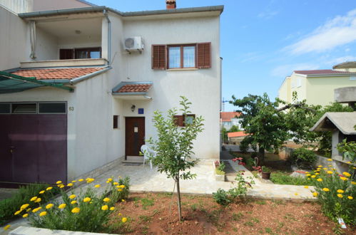 Foto 11 - Casa con 3 camere da letto a Sebenico con giardino e vista mare