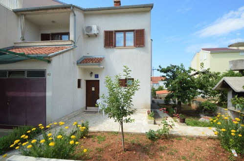 Photo 11 - Maison de 3 chambres à Sibenik avec jardin et vues à la mer