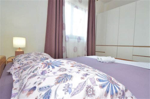 Foto 15 - Casa con 3 camere da letto a Sebenico con giardino e vista mare