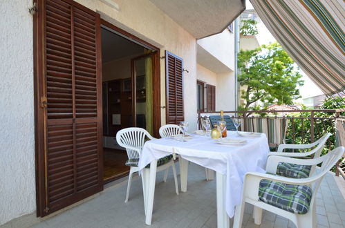 Photo 10 - Maison de 3 chambres à Sibenik avec jardin et terrasse