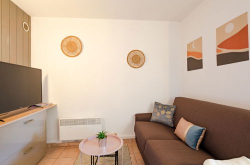 Foto 6 - Appartamento con 1 camera da letto a Saint-Raphaël con terrazza e vista mare
