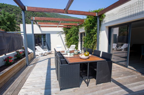 Photo 2 - Maison de 2 chambres à Le Lavandou avec terrasse et vues à la mer