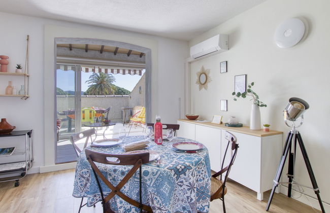 3 bedroom Apartment in Saint-Cyr-sur-Mer with garden and terrace - Photo 5