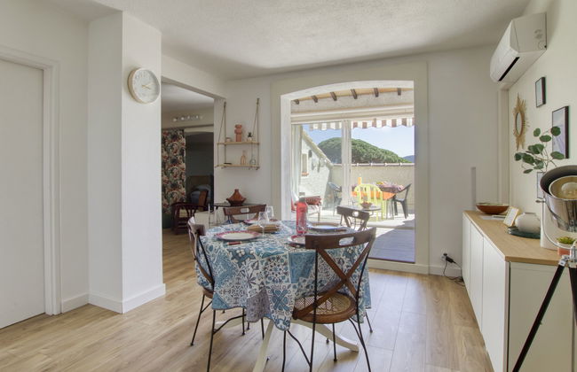 3 bedroom Apartment in Saint-Cyr-sur-Mer with garden and terrace - Photo 8