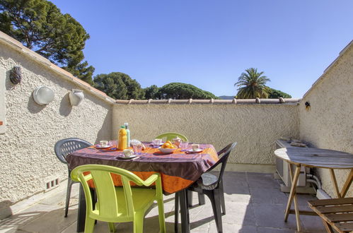 Photo 1 - 2 bedroom Apartment in Saint-Cyr-sur-Mer with garden and terrace