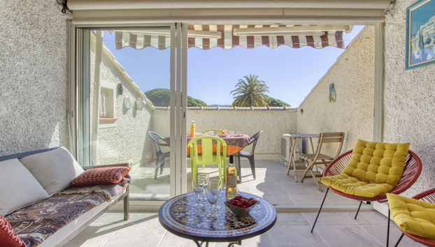 3 bedroom Apartment in Saint-Cyr-sur-Mer with garden and terrace - Photo 3
