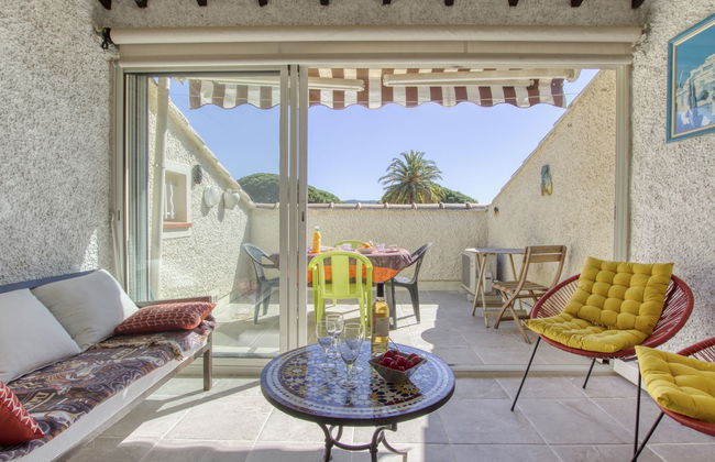 3 bedroom Apartment in Saint-Cyr-sur-Mer with garden and terrace - Photo 3
