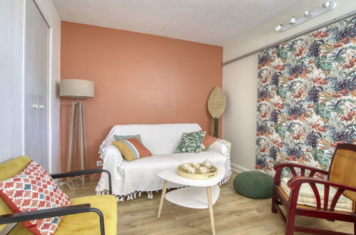 Foto 9 - Appartamento con 2 camere da letto a Saint-Cyr-sur-Mer con giardino e vista mare