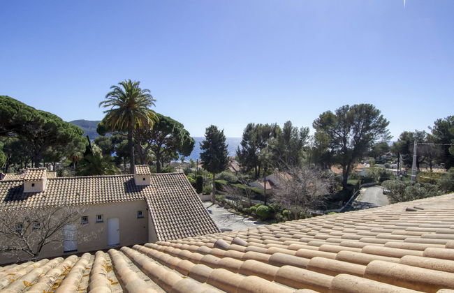 3 bedroom Apartment in Saint-Cyr-sur-Mer with garden and terrace - Photo 21