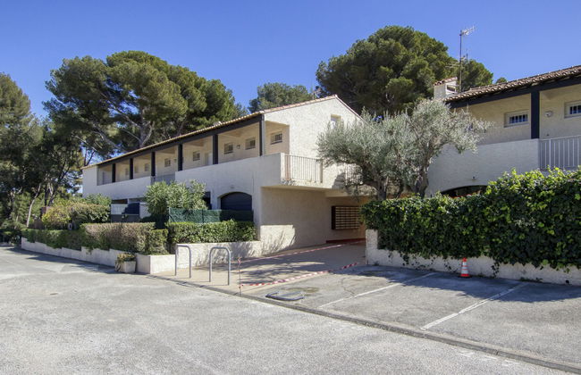 3 bedroom Apartment in Saint-Cyr-sur-Mer with garden and terrace - Photo 24