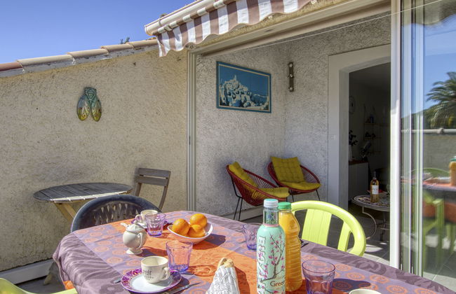 3 bedroom Apartment in Saint-Cyr-sur-Mer with garden and terrace - Photo 2