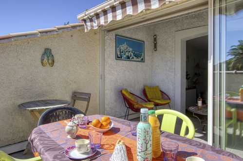 Photo 2 - Appartement de 2 chambres à Saint-Cyr-sur-Mer avec jardin et vues à la mer