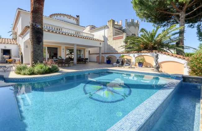 Casa de 5 quartos em Castelló d'Empúries com piscina privada e jardim - Foto 1