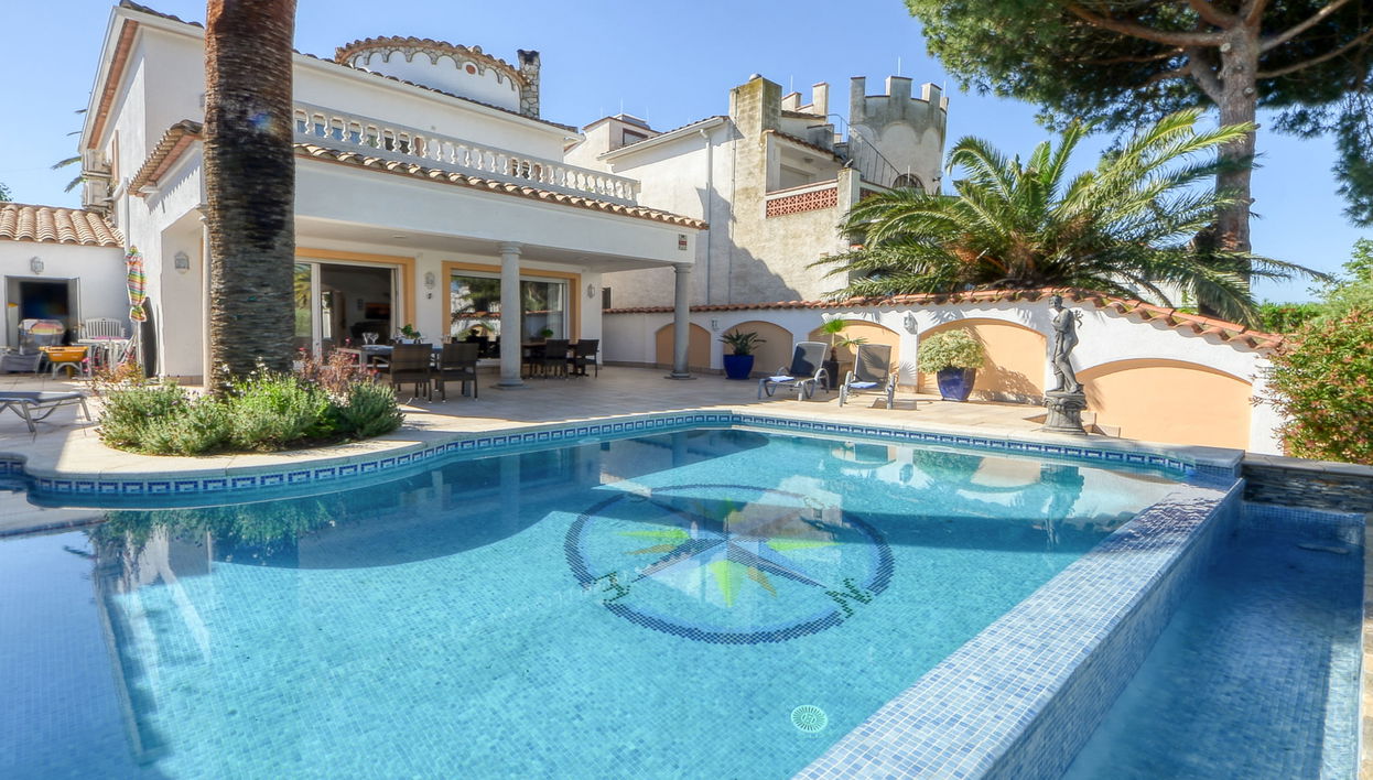 Casa de 5 quartos em Castelló d'Empúries com piscina privada e jardim - Foto 1