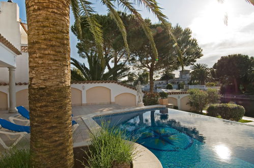 Foto 28 - Casa de 4 habitaciones en Castelló d'Empúries con piscina privada y vistas al mar