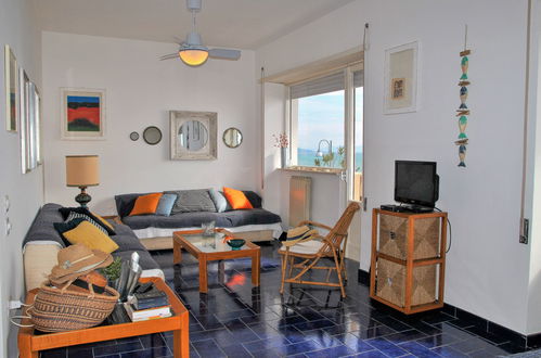 Foto 2 - Apartamento de 2 quartos em Formia com terraço e vistas do mar